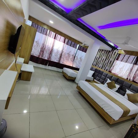 Hotel Rudra Palace Ānand Екстериор снимка