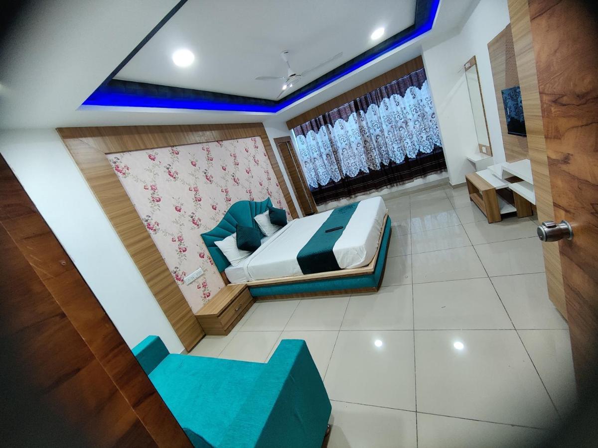 Hotel Rudra Palace Ānand Екстериор снимка