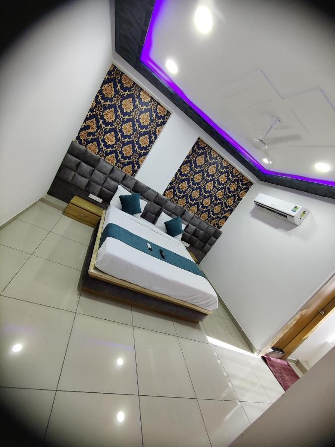 Hotel Rudra Palace Ānand Екстериор снимка