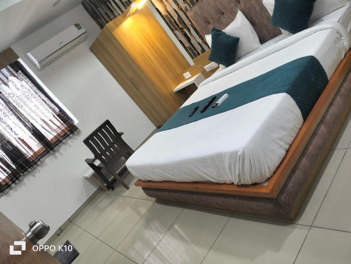 Hotel Rudra Palace Ānand Екстериор снимка