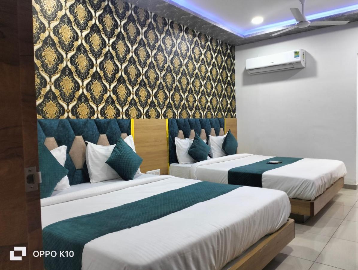 Hotel Rudra Palace Ānand Екстериор снимка