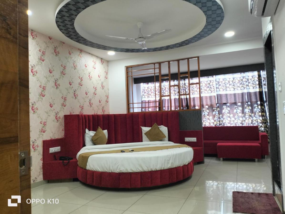 Hotel Rudra Palace Ānand Екстериор снимка