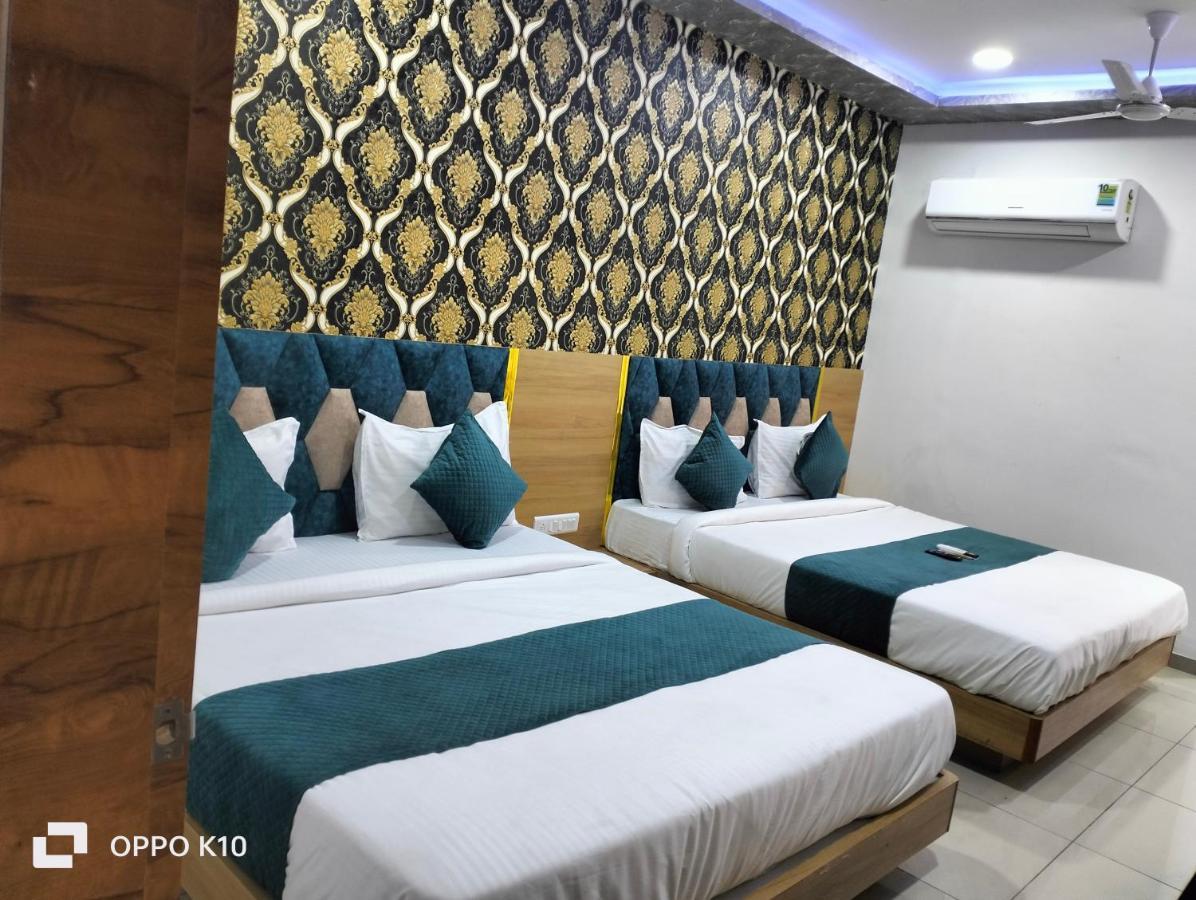 Hotel Rudra Palace Ānand Екстериор снимка