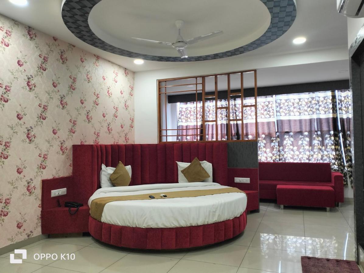 Hotel Rudra Palace Ānand Екстериор снимка